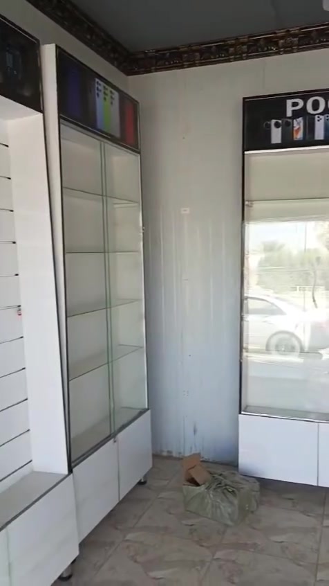 للبيع .
فاترينات محل مبايلات (كما موضح بلصوره)
المنيوم تركي تزكام ثكيل .
3قطع رفوف جام 
و3 سجج تعليك مع الذراع 

غير مستخدمات !!

 ***********
