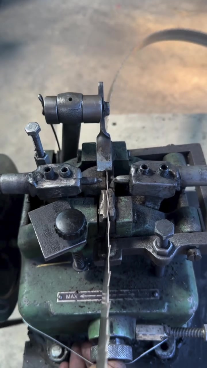 تیژکردنەوەی ڕاست و چەپ؛ بە وردییەکی بێ وێنە⚙️
شحذ يمين ويسار؛ بدقة متناهية

لای ئێمە باشترین و جوانترین تیژکردنەوەی ڕاست و چەپ بۆ مشارەکانی (شەقە) ئەنجام دەدرێت. بە وردییەکی زۆر و بە نوێترین تەکنەلۆژیا، مشارەکانت وەک ڕۆژی یەکەم نوێ دەکەینەوە. 🛠️


نحن نقدم لكم أفضل وأجمل خدمات الشحذ (يمين ويسار) لمناشير الشقاق (Şerit). بدقة متناهية وبأحدث التقنيات، نعيد مناشيركم للعمل كأنها جديدة تماماً. 🛠️


📍 هەولێر - شەقامی ١٠٠ مەتری
📞 ***********
#Torxel #ŞeritBileme #Bandsaw #Erbil #Industry #Sharpening #تیژکردنەوە #مشار #شەقە #هەولێر
