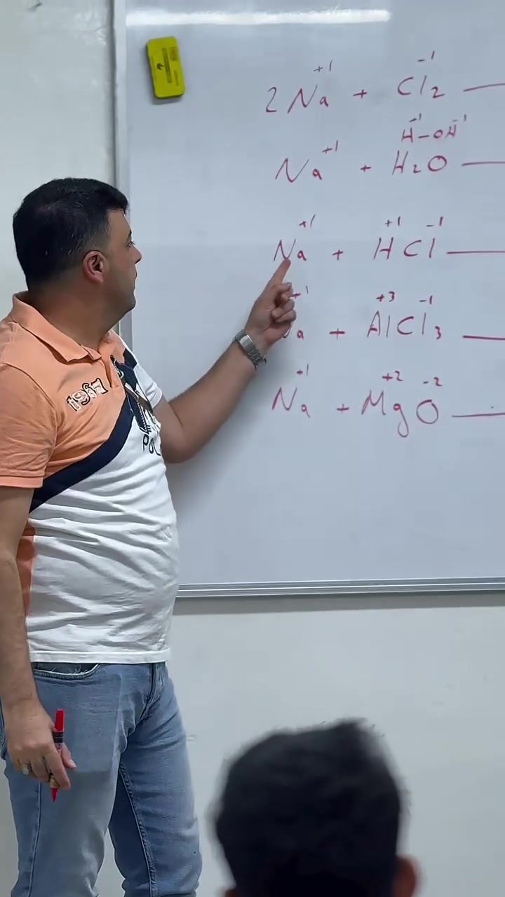 شاهد | جانب من استمرار المحاضرات اليومية لمادة الكيمياء للدكتور زيد الشريفي .
