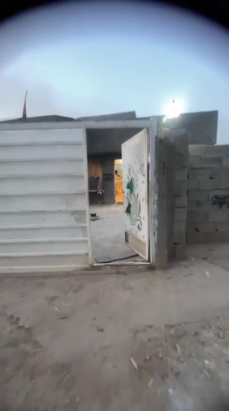 السلام عليكم بيت للبيع مساحه 250 يتكون من غرفتين نوم 4*5 ومطبخ 4*4    وصاله   واستقبال    السقف. صب كون كريت    الموقع.    يم احسينيه. جمال لزليزل   خلف بيت جاسم   الكويجو.    السعر  50 وبي مجال 
الاستفسار  ع الرقم تالي 
***********
