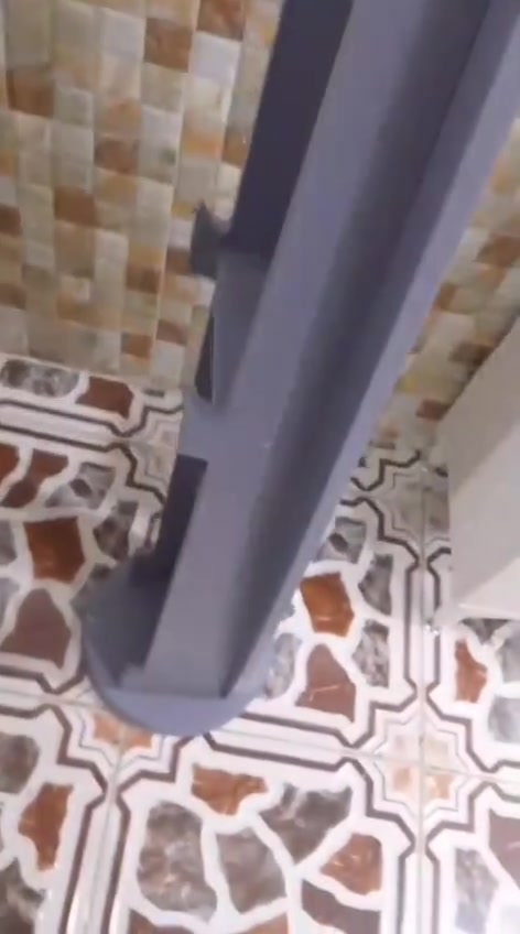 مرايه  زواويه فراريه للبيع وره بيها رفوف سعرها ب 50 عنواني قبله***********
