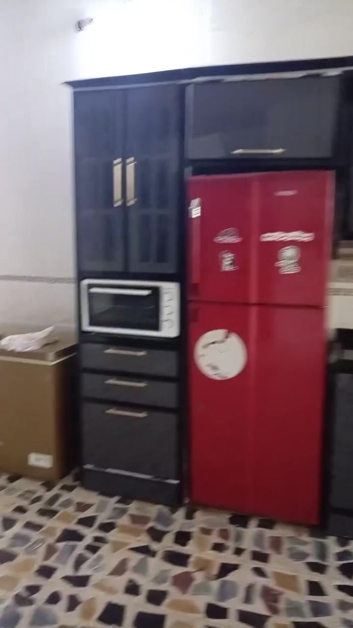 بيت البيع قرب مدرست المختار مساحه150 طابق ونص يحتوي عله ستقبال6x4  صاله8x5   غرف نوم3 ستفسار ***********
