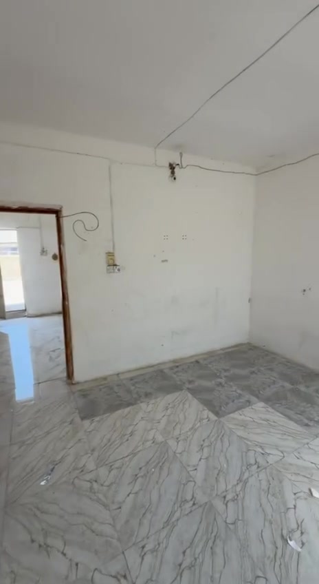 بدووون دلاليه السلام عليكم شقه لايجار تحتوي على هول مطبخ غرفه مجمع صحي كامل خارجي زائد سطح عالي وناصي كامله مكمله الموقع شارع 80 شارع الحسينيه حي الشهداء بظهر الشارع الرئيسي السعر 250الف 
***********
