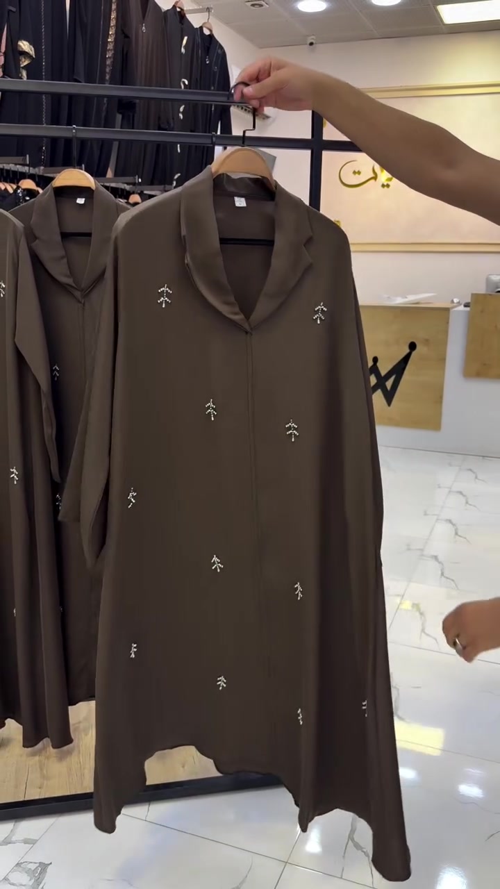 قمة الاناقة والجمال والرُقي هاي العباية 😍
عباية النمنم تطريز يدوي 🤎🥹
قماش انترنيت كويتي 
قياسات 52_54_56_58
للحجز اخذ صوره للموديل ومراسله على الخاص او واتساب ***********
يوجد خدمه توصيل لكافه محافظات العراق 🇮🇶
