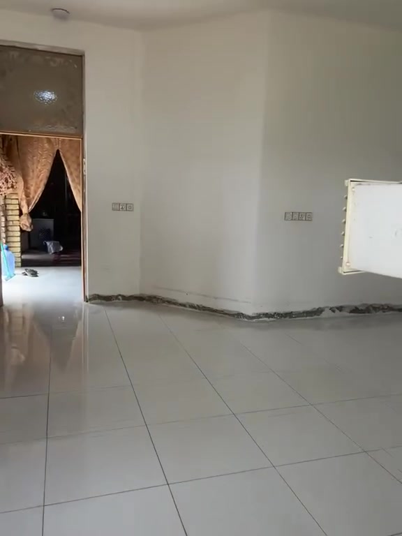 سلام عليكم
درار لبيع 
المساحه 1دونم 
المساحة البناء400
مضيف طول 18والعرض 5ونص 
غرف عدد 2 نضام السويت حمام داخلي 
مطبخ 
صاله مفتوحه لجلسات العائليه
صحيات داخليه وصحيات خارجيه مجمع 
ملاحضه البيت مسرمك كله ما عدى الصحيات و المطبخ 
ماء اساله 24ساعه الانبوب امامك
ماء سقي متوفر نضام الروائي 
كهرباء وطني محوله وحده مربوط عليه يعني اي حمل ما عليه 
خط مولد اباب البيت نضام الكابينات يعني اي ضياع لكهرباء ماكو 

العنوان
حله .ابي غرق  مقابيل مقام سيد ادريس 
رقم الهاتف ***********
