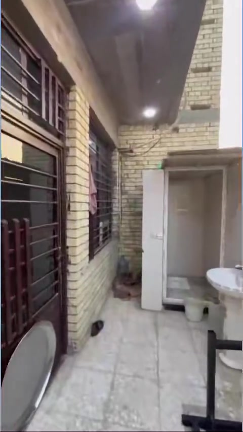 السلام عليكم
للايجار  مساحه ١٠٠ م يحتوي على صاله مطبخ غرفة نوم خدمات الدوره شارع الجنابي للستفسار ***********
