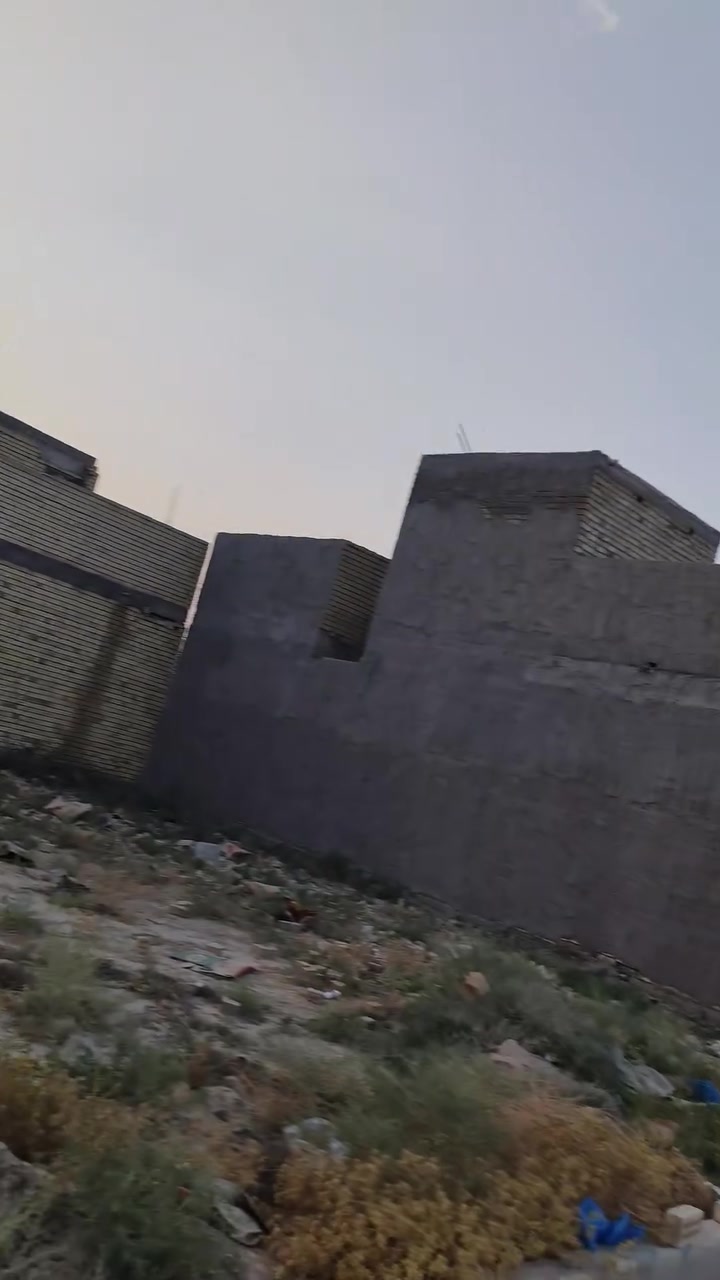 السلام عليكم/ قطعة ارض سند ٢٥ بيها اقرار محكمة اصولية
مساحتها ١٥٠م
واجها ١٠
نزال ١٥
خدمات متوفرة / نت ضوئي 
صيدليات / اسواق / انشائية
قرب مجمع سرايا السلام 
سعر مناسب
للاستفسار الاتصال
***********
