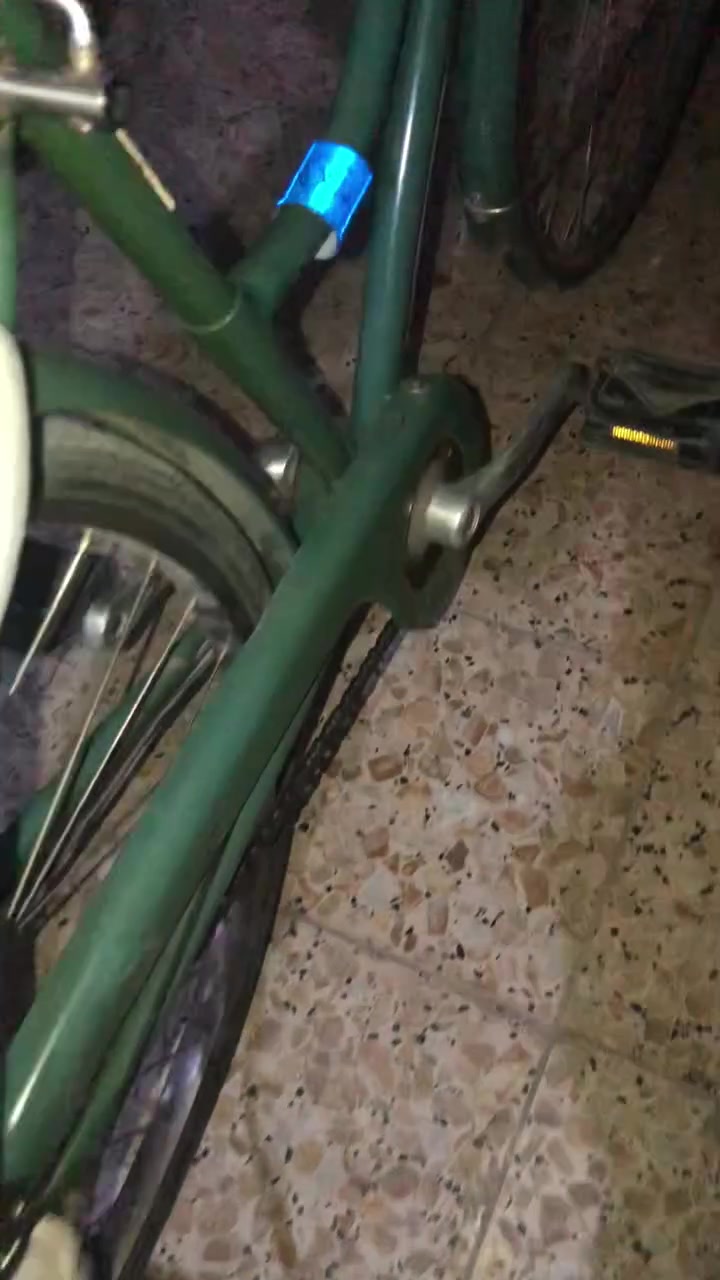 شباب باسكل موزه بطه للبيع شباب لباسكل متروك جان كلشي مابي بس ممغسول كير حساس يشتغل باسكل مرتب حجمه يا 27او28 رايده ب85وبي مجال مكاني المحمودية رقمي ***********واتساب بي

