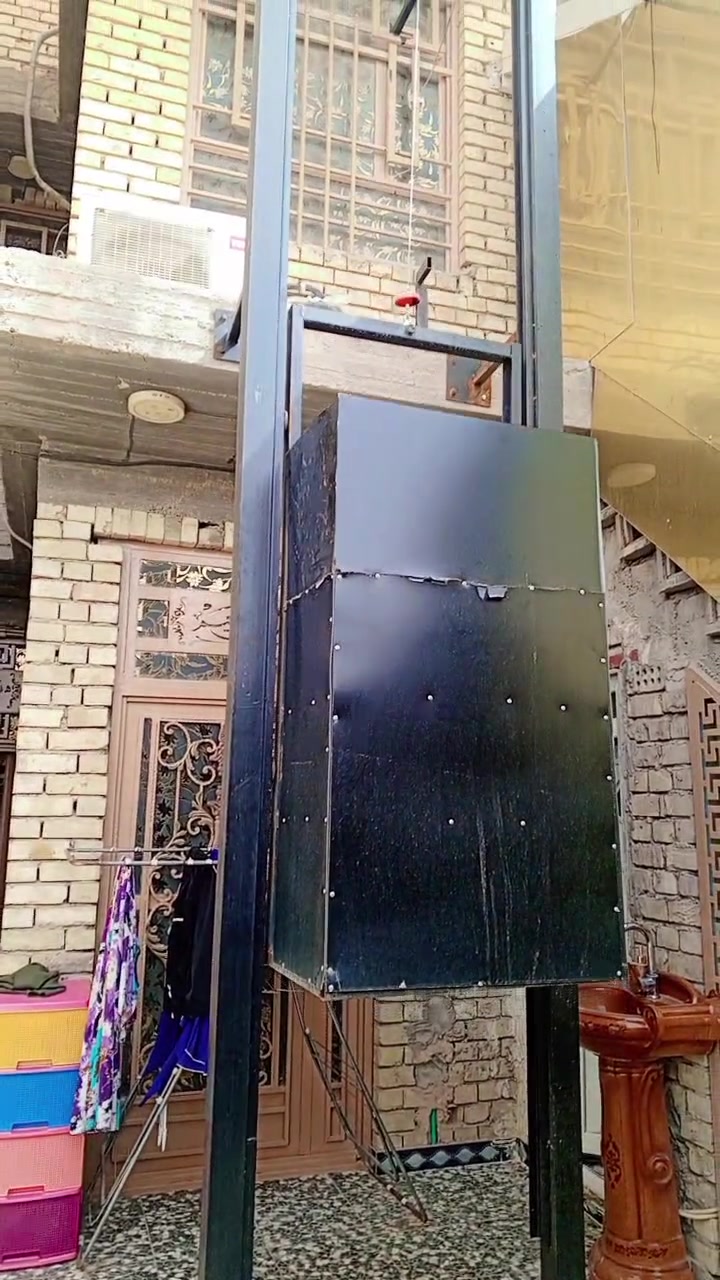 مصعد كهربائي • ٣٠٠كغ • مستعمل نظيف