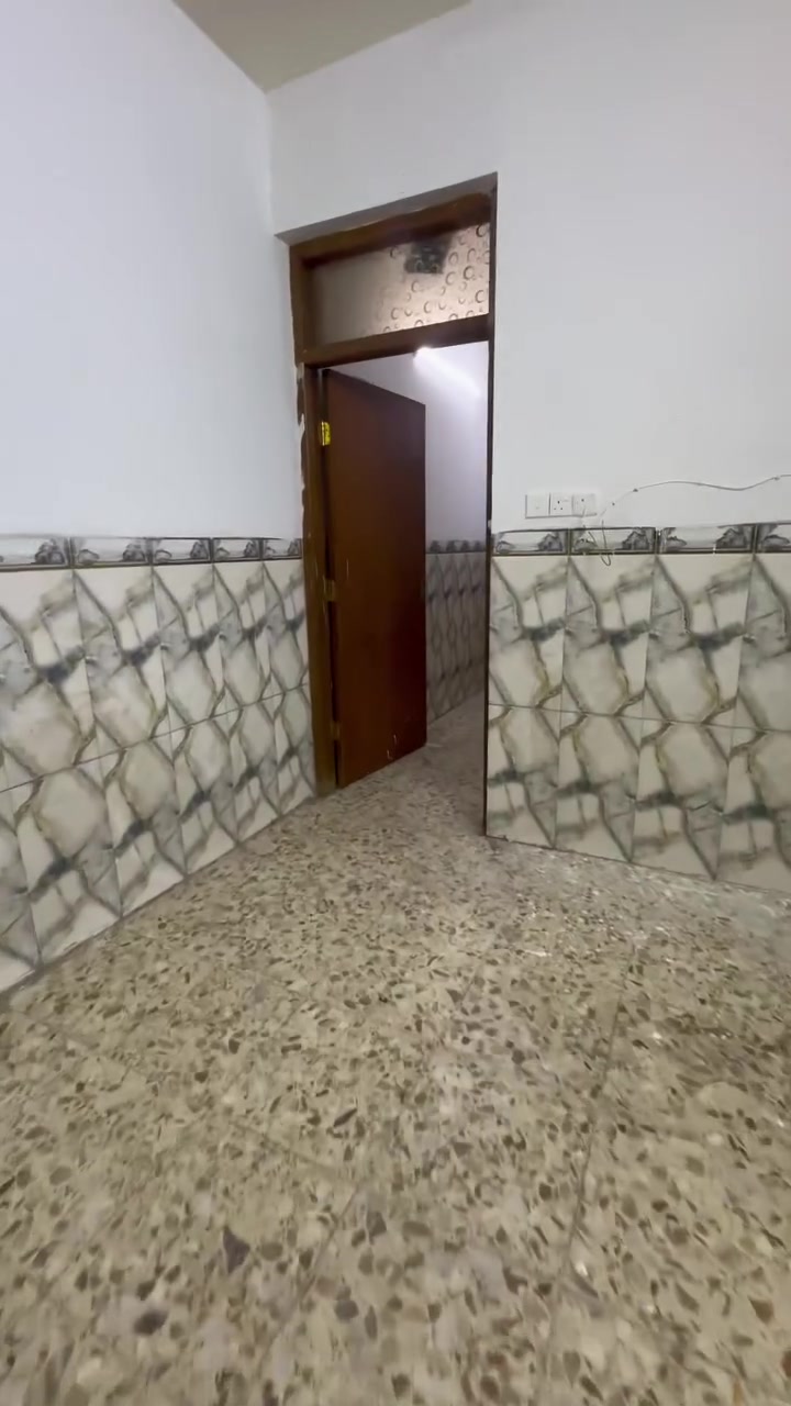 السلام عليكم شقه للايجار شارع مسجد جلال طابق ثاني ***********
