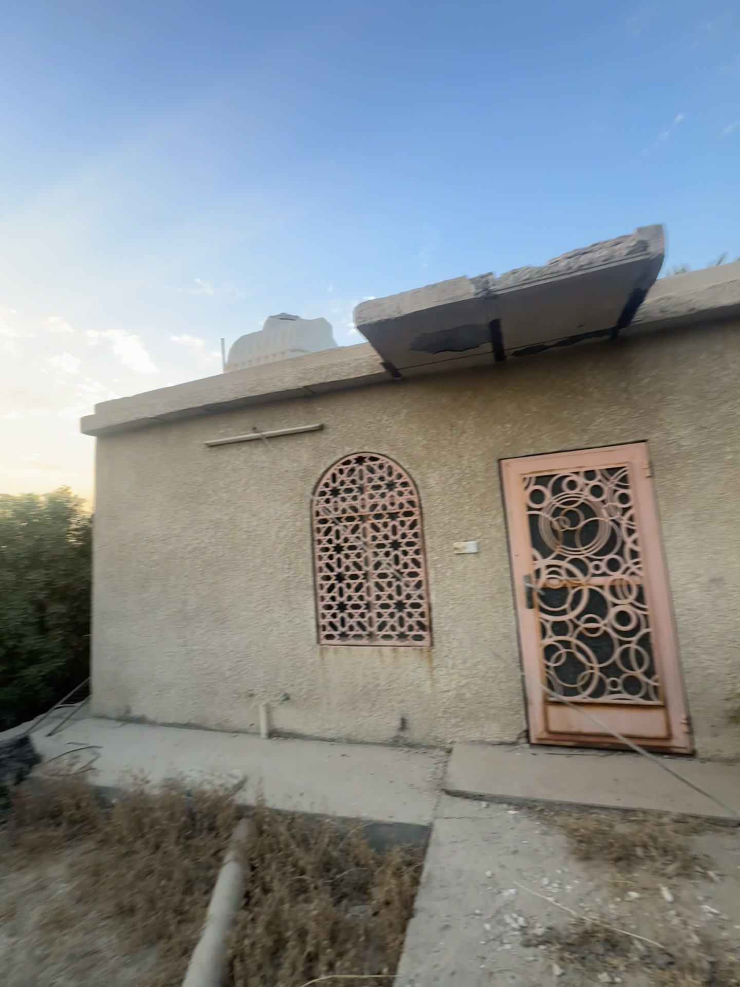بستان للبيع طابو ملك صرف 
مساحته دونمين واقع حال ( دونم بالسند)
 البستان مطل على نهر ويحتوي على بيت صغير
سعر البيع  ب 425 مليون دينار
مكانه في جسر ديالى ( الكرغولية)
للاستفسار والشراء يراسل خاص