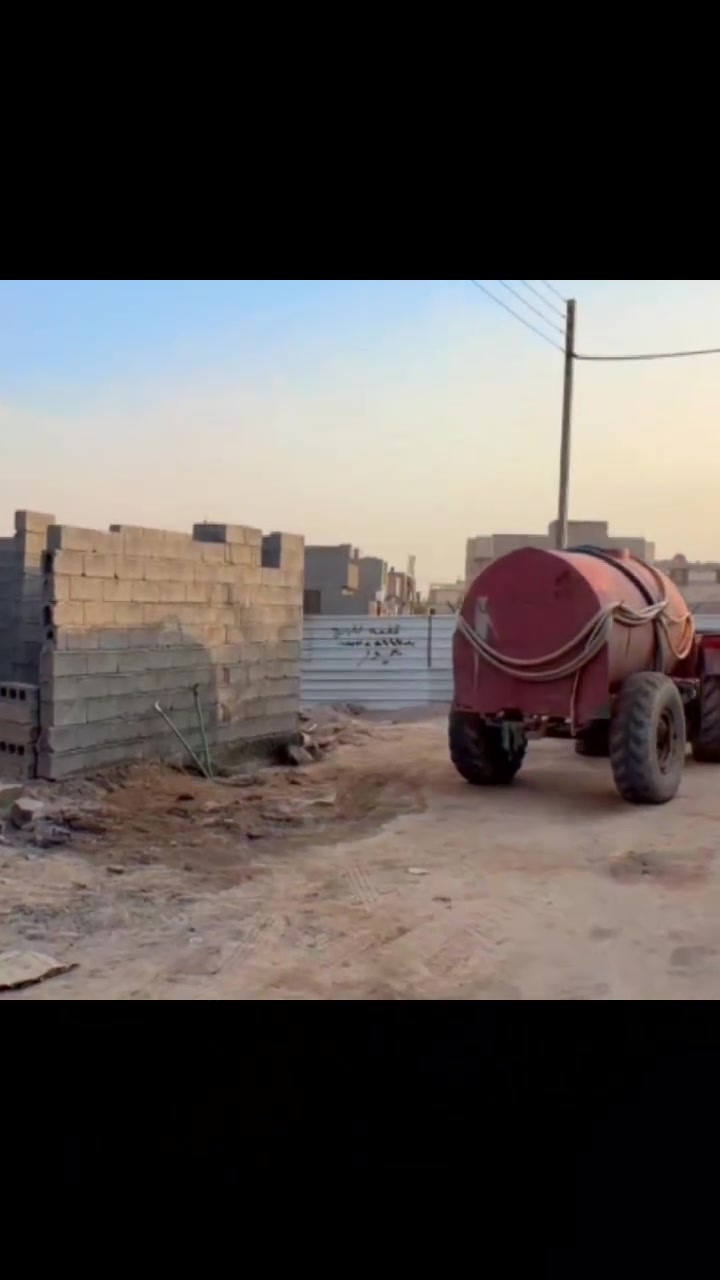 💧🏗️ رشّ الماء على الطابوق أو البلوك بعد البناء خطوة مهمة للحفاظ على جودة البناء.

يساعد على المحافظة على رطوبة المونة وتقليل الجفاف السريع، وبالتالي يساهم في تقليل احتمالية ظهور التشققات.

التفاصيل الصغيرة تصنع فرقاً كبيراً بجودة البيت. 🏡❤️
***********
