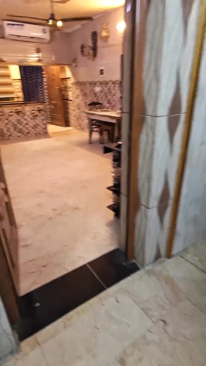 ياالله يوجد شقه طابق ارضي اللايجار مثثه بلكامل  مساحته 100متر تكون غرف وصاله ومطبخ وخدمات زيرو سبالت عدد 2 سحب نت سخان كامله موقع الدوره شارع ستين خلف اسواق الخير الاستفسار ***********
