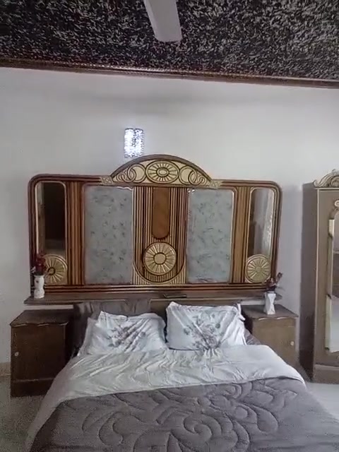 سلام عليكم حبايب غرفة اخساب والله العظيم 
مامستخدمة بس شهرين والله العظيم اخذتها بملوين بس بيها مجال الطيبين الكنتور ست بوب +كومديين + ميز تواليت + زاوية مال ملابس +ميز احذية +جرباية ملكية تفاضيل عل رقم التالي
***********