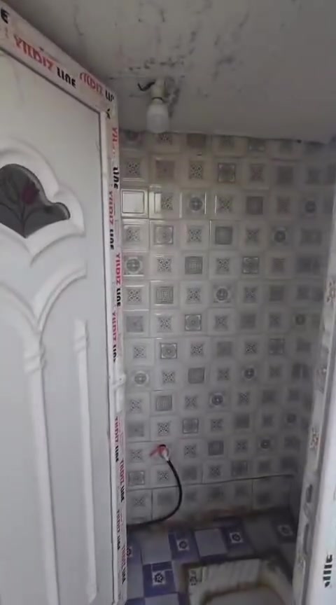 لةمن رخصة كروب مشتمل للبيع طابو باسمي سند مساحه 100,م نظيف غالي على شارع واجهه 5ونص ونزل20 واقع حال فديو نهايته منشور منطقه النصردر والسلام ب600,ألف بدايته تدخل من ستار الكصاب كان راح على مدرسة الحجر تدخل من سوك الاولى علي يسار خامس فرع  على يسار سعر ه 69 مليون  رقمي  ***********  ارضيه سيراميك وجهه مطبك سطح شتايكر بيه استقبال ومدخلين ومطبخ وحمام وصحيات معزوله وغرفة نوم كبيره
