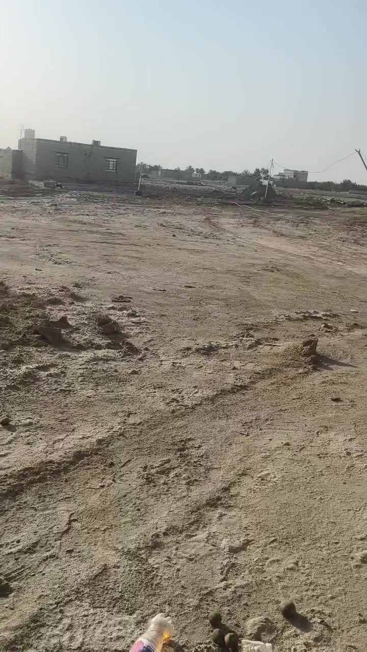 السلام عليكم قطعه زراعي مساحته 300 وبيه فضله ركن ع شارعين منطقه الصخين قبل لاتوصل الجسر ب5 افر تبعد عن السايدين 500 م السعر 20 ***********
