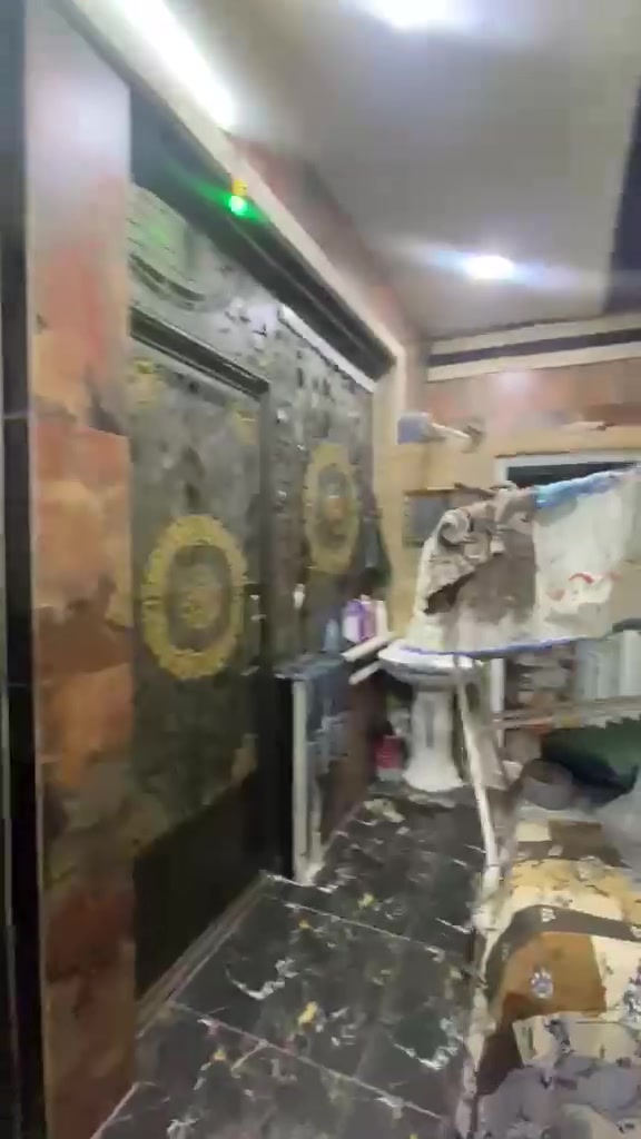 السلام عليكم بيت للبيع مساحه ١١٠ م طابقين يحتوي الطابق الاول على غرفه وستقبال وصاله واسعه ومطبخ وخدمات 
والطابق الثاني غرفتين كبار البيت بناء ٢٠٢٢ للاستفسار *********** الخطيب الزراعي شارع مشمشه
