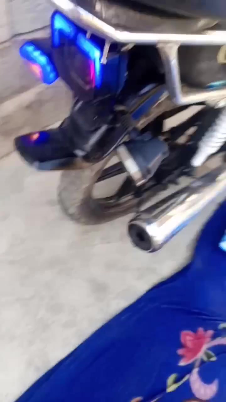 ا سلام عليكم دراجه نضيفه شوفت عينك دراجه وراق مابيها وكفلها من كلشي سعر 300وبيها مجال وهذا رقم***********
