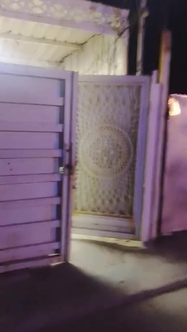 دار للبيع 125م 5×25 طابو زراعي سند 25 + تشجير 300 كما موضح في الفيديو ادناه 
طابقين ، الطابق الاول استقبال كبير+ صالة مطبخ +غرفة نوم كبيره+ صحيات خارجيه وداخليه 
الطابق الثاني، غرفتين نوم كبيره صحيات غربي وشرقي + بانيو .
الطابق الثالث ، بيتونه كبيرة تصلح مخزن.
العنوان/ الامين الثانية نواب الضباط حي النفط منطقة القلعة الزراعي.
للاتصال/ ***********
             ***********
