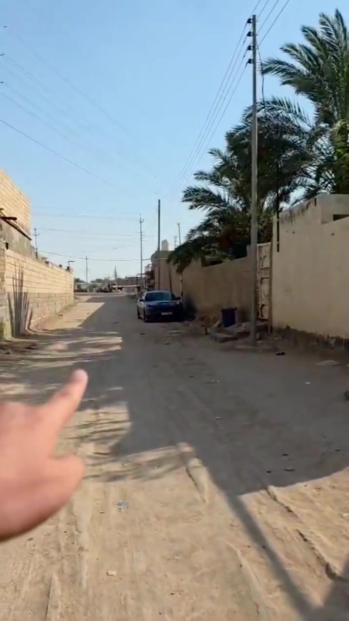 يالله 
أهلا وسهلا بكم في مكتب الامل للعقار 
دار زراعي للبيع في منطقة الصخيين جامعة ذي قار
بعد الجسر بنزله حجي صابر بعد عن الشارع ٣٠م
مساحة الدار ٣٠٠م 
بناء درجة أولا  صب طابوق 
متكون➡ من ثلاثة غرف نوم
مع صاله كبيره وستقبال و صحيات داخلية وخارجية مع درج وبيتونه وستاره بيت متعوب عليه وكلش نضيف ومرتب @إشارة 
للاستفسار اكثر🗣📲📞 اتصلوا 
اتصلوا واتساب او إتصال مباشر 
***********
