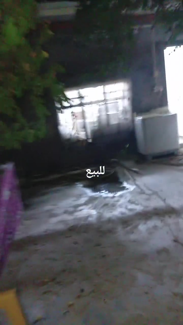 سلام عليكم دار للبيع ب8 وقابل للتفاوض مجمع الرجاء يتكون من صاله كبيره  ومطبخ وغرفه كبيره +مخزن كبير  وحمام وطرمه كبيره + القنفات +السنك ويا البيت سكف عالي سندويتش   الاستفسار الإتصال على الرقم 7774888950
