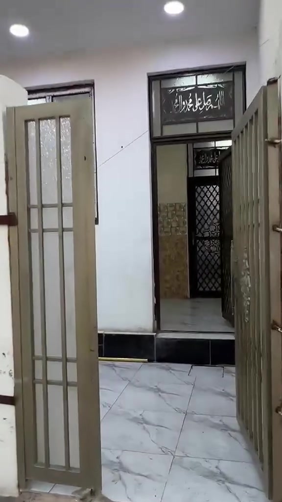 السلام عليكم
يوجد مشتمل الايجار على شارع 40 قريب على عمارة القند الرمادي تكون من غرفتين نوم واستقبل ومطبخ وصحيات داخلية وخارجيه
السعر الايجار 350الف وبي مجال 
الاستفسار والاتصال
 ***********
