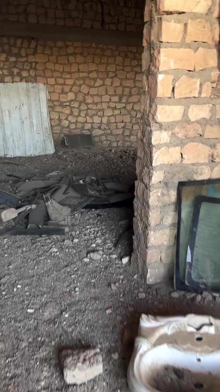 السلام عليكم 

بيت للبيع 

ركن على شارعين 

تصميم بيتين واحد كامل يعني ملبوخ ومصبوب ومأسس كهربائيات والثاني هيكل

البيت يتكون من 3غرف +صالة +مطبخ حار وبارد +صحيات +مخزن 

البيت الثاني نفس الشي بس واگف علصب 

ديوان خارج معزول عن البيت 

#المساحة الكلية 1300

#مساحة البناء 540

#موقع البيت حصيبة حي غزة بنهاية الإذاعة تبعد عليه الإذاعة شارعين

باقي التفاصيل خاص وهذا رقمي بي واتساب ***********
