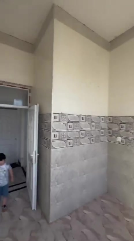 السلام عليكم 
توفر عدنه بيت للإيجار بالخمسه كيلو حي الزيتون قرب صادق الجميل إيجاره 300 ألف. تواصل على رقم  ***********
