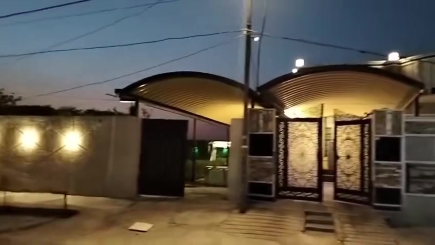 السلام عليكم بيت ركن 🏠 البيع المساحه ٣٥٠ متر مع قطعه المساحه ٣٥٠متر البيت جاهز مرتب عالي عن شارع العام متوفر كافه الخدمات مي مجاري كهرباء تبليط إنترنيت العنوان الحميديه شارع سيد عوده مجاور ملعب علي مردونه سعر البيت والقطعه معروضات ٤٠٠مليون وبي مجال /   مكتب دلاليه الكوثر العقار/***********
