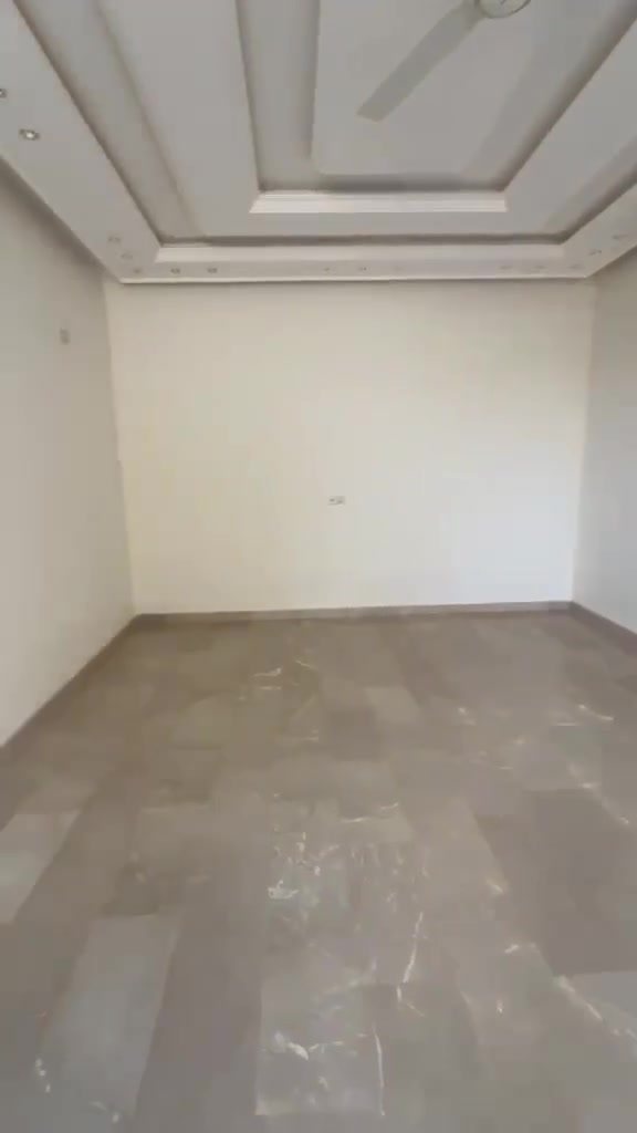 🏡 للبيع بيت مميز في مجمع الفاروق 1 – سما فيلا
📍 الموقع: مجمع الفاروق 1
🏠 نوع الوحدة: سما فيلا
📐 المساحة: 270 م²
📌 الموقع: ركن
✨ تفاصيل البيت:
• 5 غرف نوم، منها غرفتان في الطابق الأرضي، واحدة منها سويت.
• 3 غرف نوم في الطابق الأول، جميعها سويت.
• بالكونة خاصة لكل غرفة نوم.
• أرضيات الطابق الأرضي مرمر.
• أرضيات الطابق الأول بورسلين.
• استقبال معزول عن باقي البيت مع صحيات خاصة.
🔷 الأعمال الخاصة المنفذة في البيت:
• المطبخ ، والـ6 صحيات، جميع جدرانها سيراميك الإسباني 🇪🇸.
• تنفيذ عازل فوم في السطح الأول والثاني.
• السطح الأول كاشي موزائيك بدلاً من الشتايكر للمحافظة على النظافة وسهولة الاستخدام.
💰 السعر: 260 مليون مقدماً ويتم تحويل القرض إلى اسم المشتري، ويكمل المشتري تسديد الأقساط المتبقية.
📞 للاستفسار والتفاصيل مراسلة الرقم:
***********
