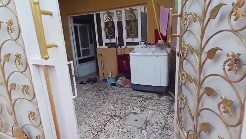 اسلام عليكم بيت للبيع مساحه 100متر واجه 10 ونزال 10البيت مربع غرفتين نوم البيت كامل وجاهز لسكن العنوان الراشديه مقابيل القدس منطقت حي ذو الفقار طابو زراعي سند 25 السعر 55 وبي مجال قليل التصال *********** او خاص 
وتوجد كافت العروظ

