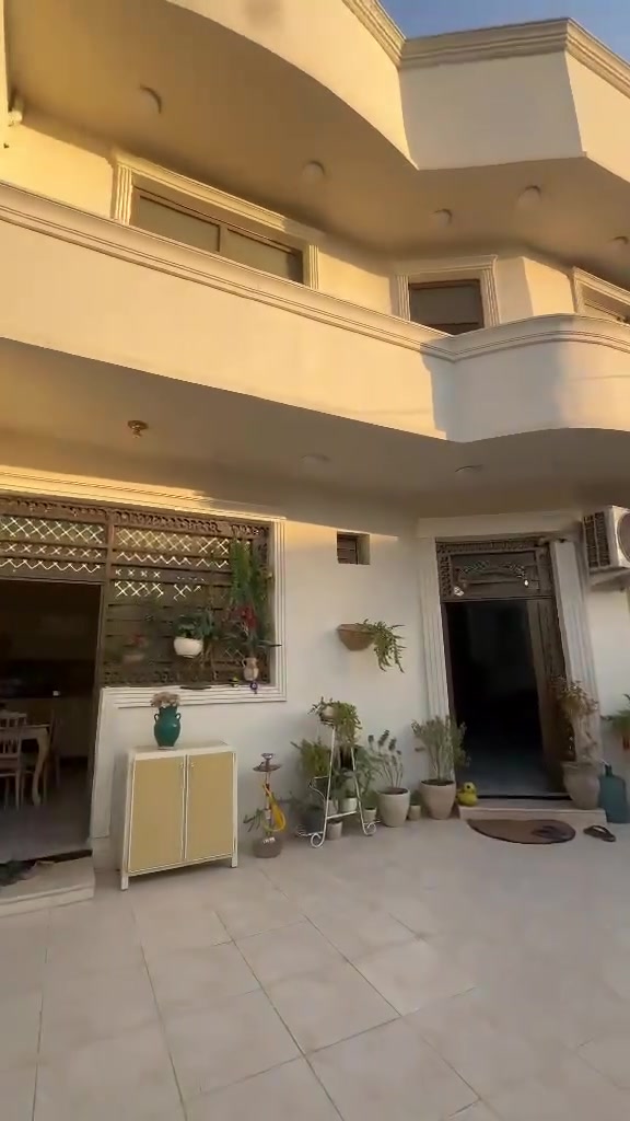 السلام عليكم منزل للبيع الموقع بعقوبة التحرير الحولي بالجزء اول 
يبعد ع شارع الحولي محمد ليلة ٥ بيت ع شارع المساحة ٢٠٠ متر 
طابو زراعي ٢٥
منزل مفول مواصفات 
الاستفسارات ع رقم ***********
