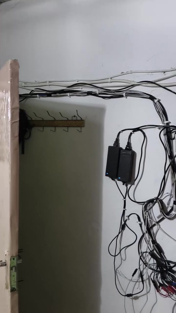 السلام عليكم
وداعآ لخربطة الوايرات داخل البيت 
نعم للترتيب 
نظام دخول جميع الكامرات بواير واحد
هذا نظام يمي وبس شغل أحترافي
صيانة دوريه مابعد العمل
صورة جيده وعالية الجوده
سيد ياسر
***********

نص مكتوب في الصور:
- POCO X7 Pro
- 2026.09.14 00:40