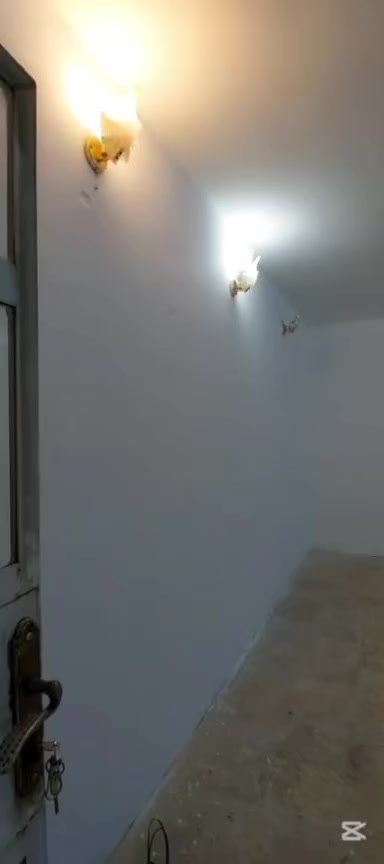 للأيجار..
شقه طابق اول تحتوي على صاله ومطبخ و2 نوم 
سعر الايجار ( 700 الف) شقه نظيفه وجاهزه للسكن 
موقعها بغداد حي الجامعه محله 633 رصيف عريض 
للأستفسار مكتب العاني 
***********
***********
