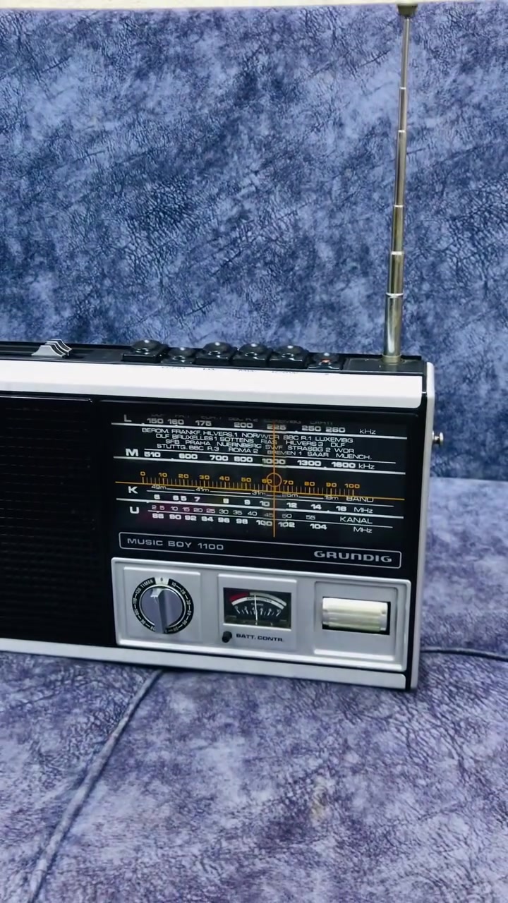 للبيع 📻
جهاز راديو من شركة كرونديك
 MODEL-GRUNDIG- 1100
بنسبة نظافة 95 % على شركة 
FM / MW / KW / LW نظام الراديو 
سحب وصوت ونقاوة جداً جداً راقي 🎼
كهرباء 220 V + بطاريات وسط عدد 5 
يعمل بالكيج لمستوى قوة للاشارة 
للاستفسار اكثر مراسلة الصفحة 
وات ساب *********** اتصال ☎️

