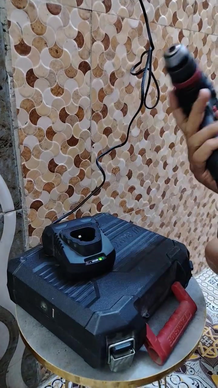 دريل شحن لا سلكي للبيع تظهر في الصورة عدة شحن لاسلكية من ماركة بارك سايد (Parkside) بقدرة ١٢ فولت.السعر ٣٥
