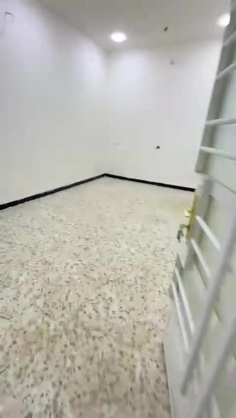 السلام عليكم بيت للبيع ١٠٠ متر طابق واحد بناء حديث موقع البيت حي البساتين حي السلام قريب شارع القنات سعر ٧٧ وبي مجال نوع العقار سند اصفر منضمت الامين رقم صاحب البيت ***********
