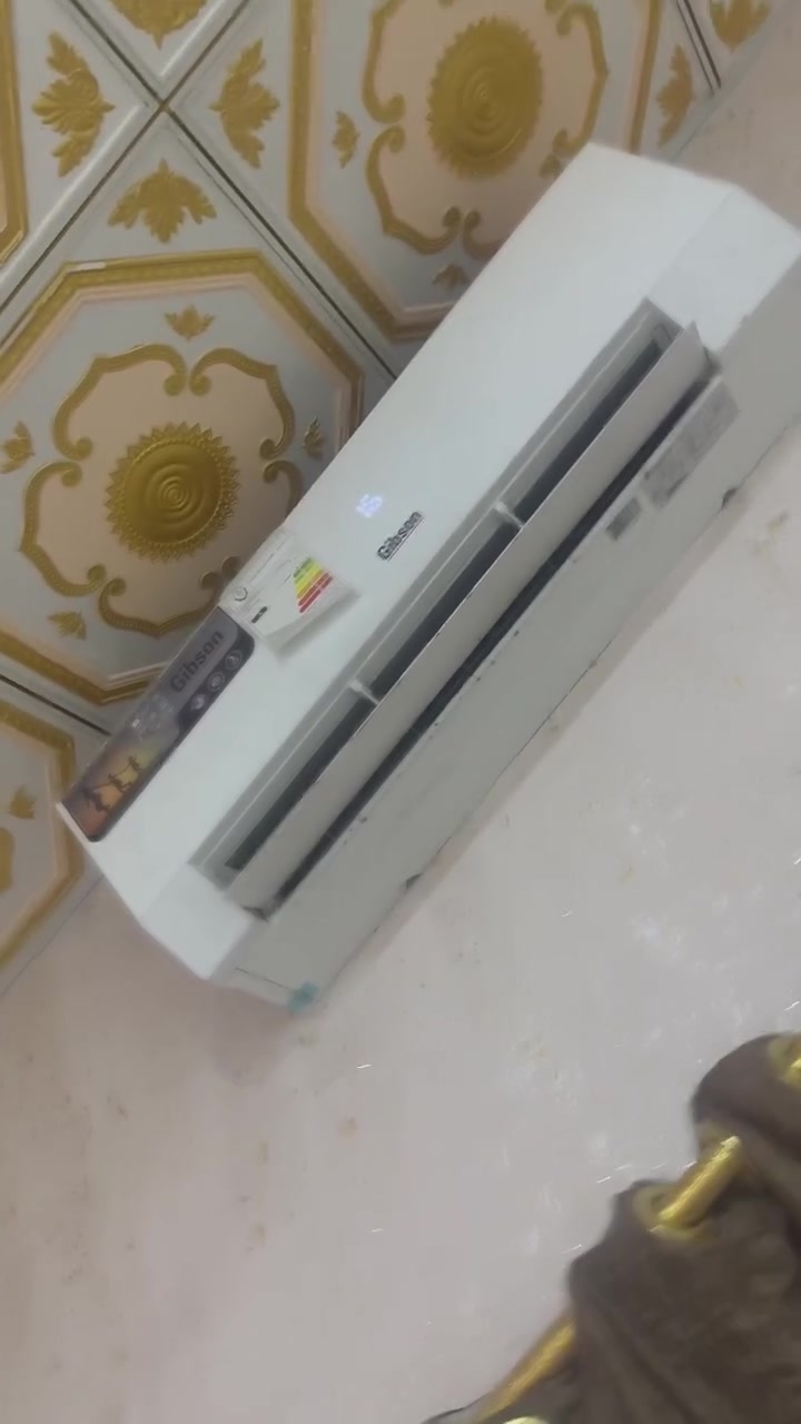 سبلت جيبسون للبيع السعر ٦٥٠ 
ماخذة بسعر غالي وعندي وصل 
السبلت جديد صارلي شهر من ماخذة مشتغل ٧ مرات فقط مستعجل على البيعه لا تكلي بيش نهايته وهالأمور راسلني واتساب أو خاص 
***********
