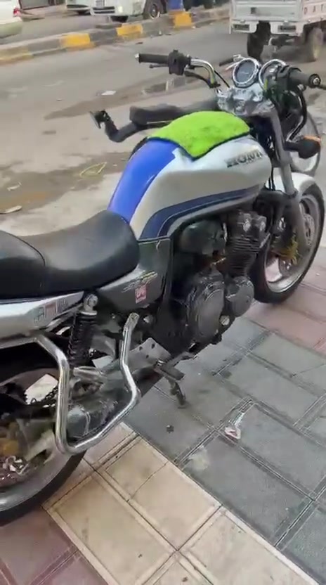 السلام عليكم شبابنا CB4 للبيع نضافه كدام عينك جيل ثاني 
1
2
3 بطناش محرك خير من رب العالمين 
دراجه كامله من كلشي كهربائيات كله شغال 
نقصها فقط دبلات امامي عوزهن تجفيت او تشد جديد هل شي بكيفك 
راسلني ادزلك السعر واني بل خدمه رقمي 
***********

