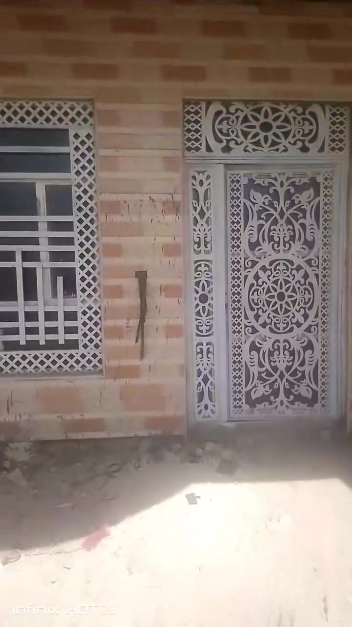 السلام عليكم بيت للبيع بشارع السبيس قرب فلكة المعمل مساحة البيت 200 متر صب فوك وجوى غرفه وصاله ومطبخ حمامات خارجيه استقبال 10+4 ومغاسل خارجی یعنی الستقبال بوحده معزول عن البیت تفاصيل اكثر اتصل ***********
