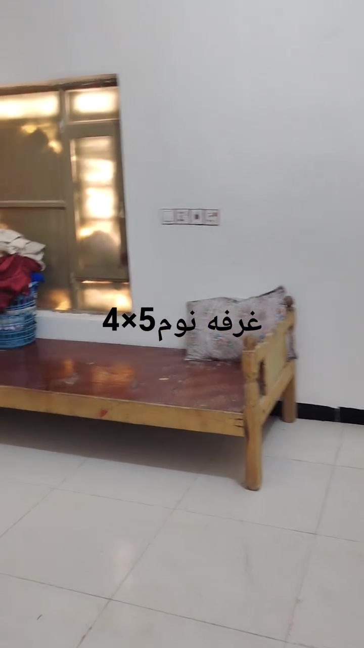 السلام عليكم بيت للبيع حي الامام الحسين بناء حديث مساحه 380متر ديوانيه +غرف عدد 3+مطبخ +صاله 
شارع الصوره شارع الرئيسي بيت ركن 
***********
