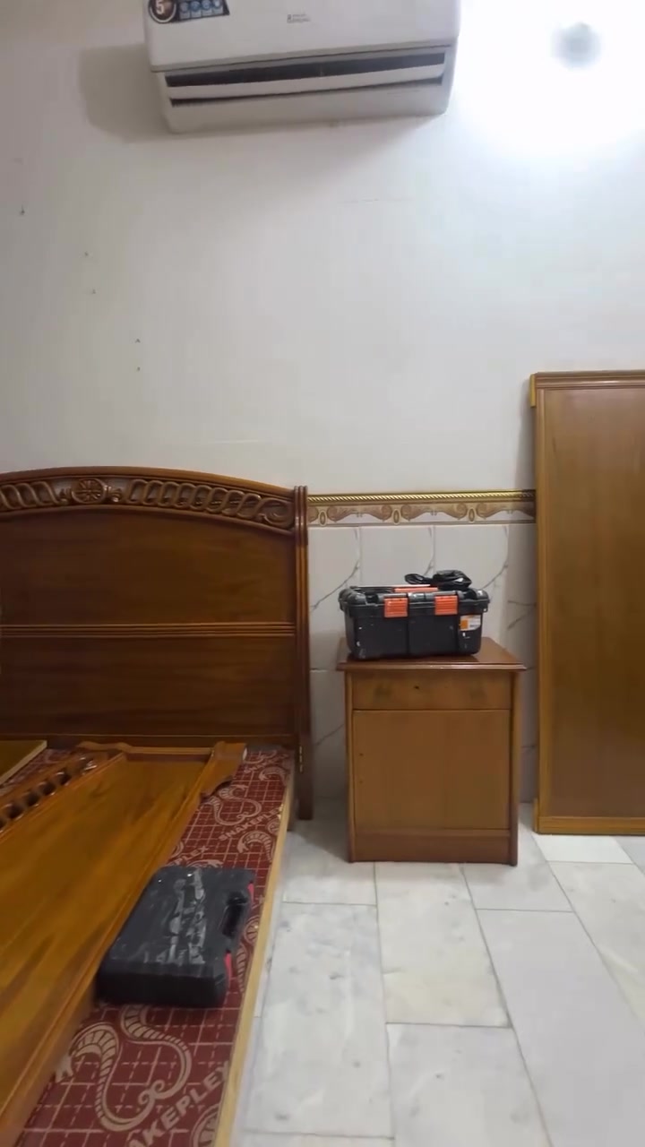 أثاثك قديم؟ لا تبدّله… جدّده ويانه!
نجدّد غرف النوم، بيبان الخشب الداخلية، الكاونترات وجميع الأخشاب 🎨
مطفي أو لماع، ألوان حسب ذوقك، وشغل نظيف ومرتب ✨
نخلي القديم يرجع مثل الجديد ويفتح النفس 😍
ديكورات عباس الموسوي
📲 للحجز والاستفسار واتساب📩📞 ***********
