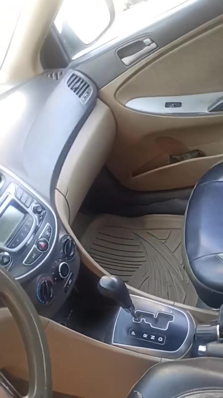 سيارة اكسنت للبيع
رقم شمالي اربيل 
اكسنت خليجي موديل 2012
مواصفاتها 
بلو 
اشاير بالمري 
فتحة بالسقف 
تحكم ستيرن 
تبريد ممتاز 
محرك ممتاز 
كير ممتاز 
الصدر الامامي ممتاز 
الصدر الخلفي جيد 
بيها قطعتين وبقية السيارة مكفوله من الدعامية الى الدعامية 
السعر 80 
***********
