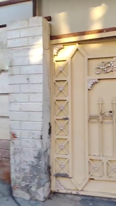 بيت للبيع في حي العسكري خلف جامع سيد زويد مساحه 300متر بيت طابقين الطابق الاول يحتوي على ديوانيه خارجيه مع صحيات  هول وصاله وغرفتين ومطبخ حار وبارد وحمام داخلي أما طابق ثاني غرفتين كل ووحده طوله 7متر مع صحيات للبت حاليا مسكون بي الاستفسار ***********
