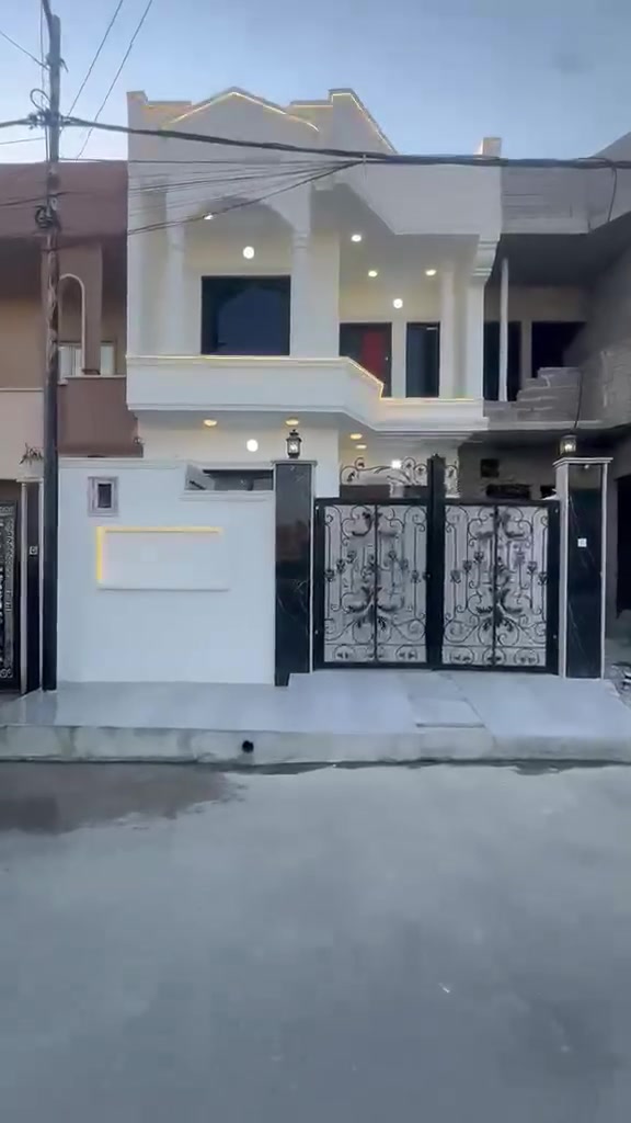 دار للبيع في حي الملايين المساحه 120واجها 6 عنق 20 البيت بناء حديث زيرو علا الشارع الرئيسي يتكون الدار من استقبال وحوش واسع ومطبخ وهول وغرفه في الطابق الأول وفي الطابق الثاني ثلاث غرف معا سويت وحمام في الهول الاستفسار اتصال على الهاتف *********** بي واتساب *********** مراجعه مكتب صكر الهاشمي
