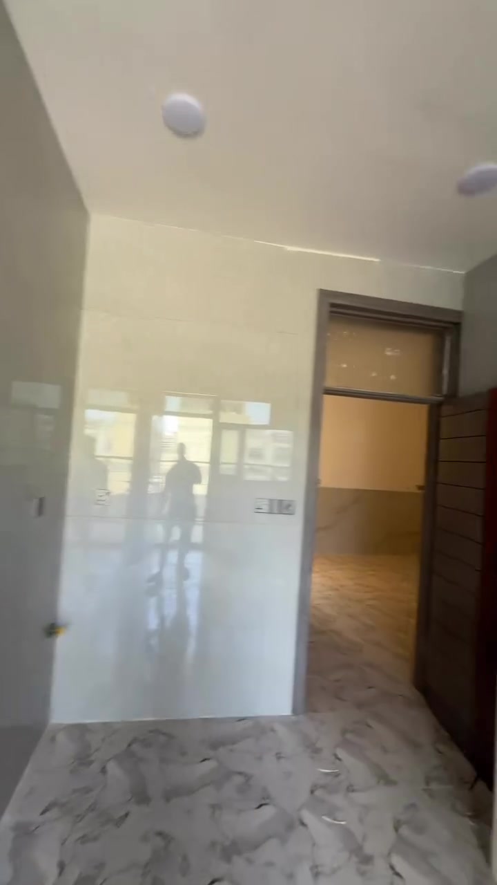 سلام عليكم بيت طابق ثاني للايجار الموقع المهديه الرابعه يحتوي على غرفتين وصاله وحمامات ثنين للاستفسار *********** ملاحضه عوائل فقط
