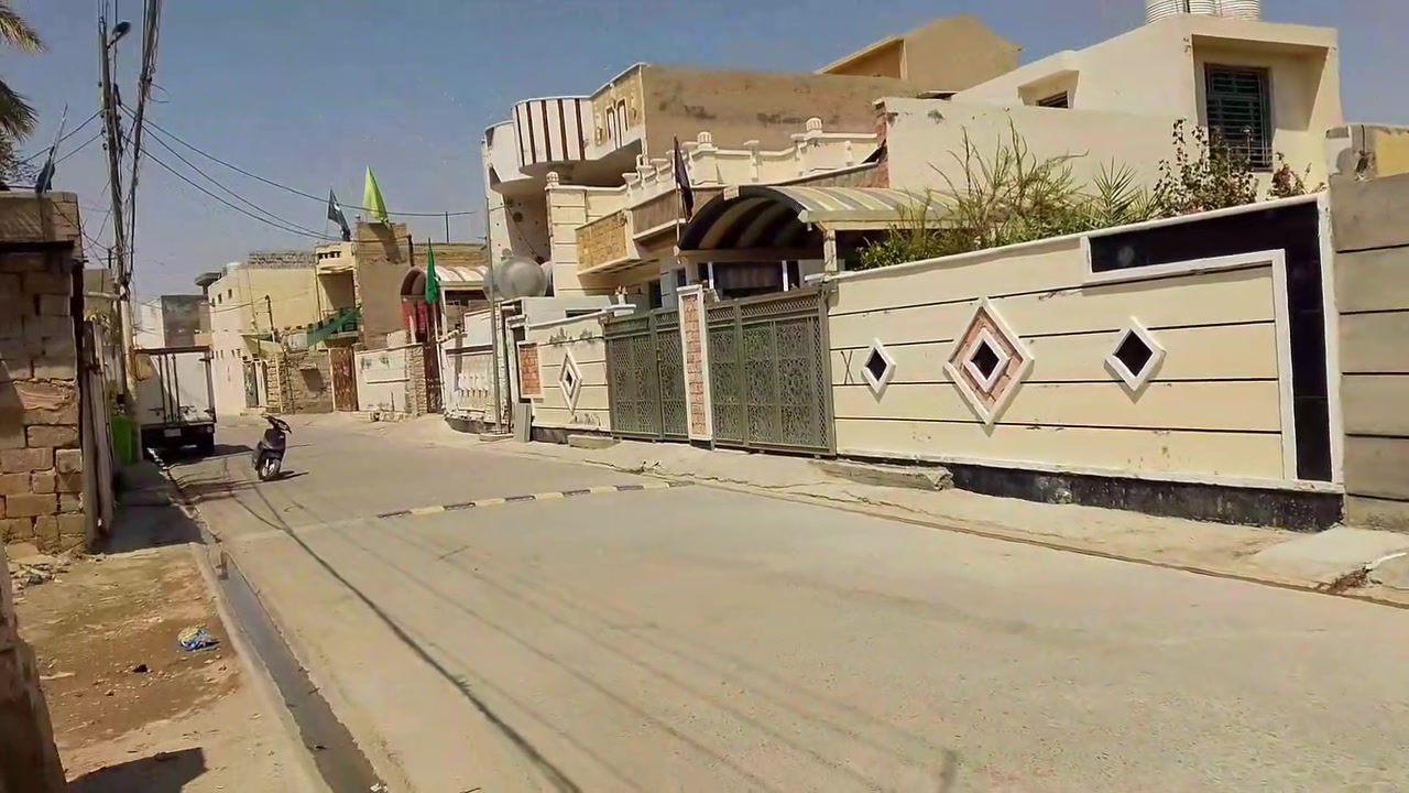 ياالله سلام عليكم بيت للبيع المساحة 200 متر غرفتين نوم (5/4)(4/4) صحيات داخليات صاله (10/4) مطبخ (4/4) ستقبال 6ونص.  في أربعة  گراج كبير مساحته البناء 150 حديقه وگراج50 البيت كامل سيراميك فقط بياض بعد مي كهرباء فولل الاستفسار على رقم يوجد واتساب***********
