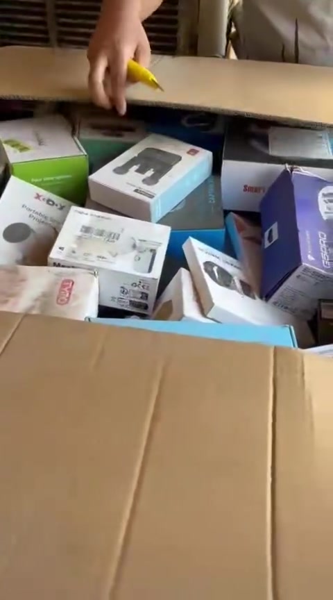 كارتون مال امزون والله دزوه الي من المانيا يعني مو مشتريه من السوك بيه شغلات اليكترونيه اشكال والوان كله جديده بالكارتون صارت عليه ٢٠ ورقه ابيعه بفلوسه للإستفسار الاتصال على الرقم *********** او على الخاص مكاني بغداد شارع فلسطين ماعندي محل ولا بيج مال ترويج
