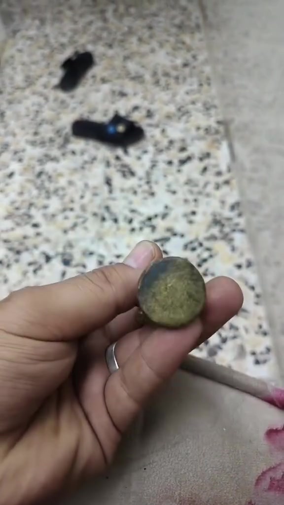 عندي هذني اريد ابيعهن الله شاهد ما اعرف سعرهن الساعه والدي يكول فضه بس ما متئكد منها الساعه تكويك مكاني بغداد متواجد فيس فقط الي يريدهن يراسلني وينطي سعر بما يرضي الله
