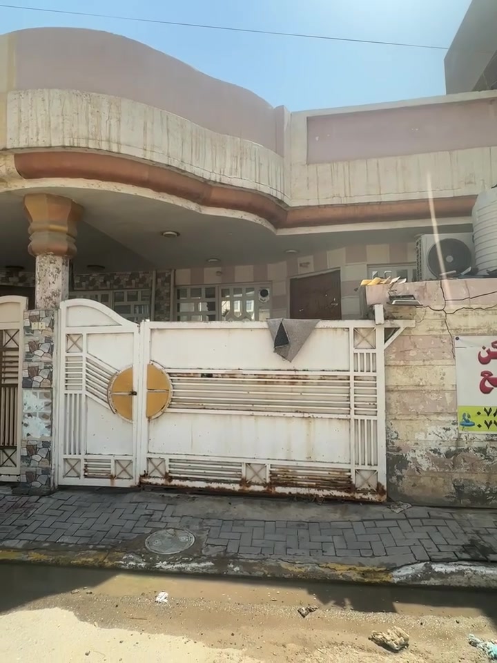 السلام عليكم بيت للبيع طابو صرف طابق واحد طابق ثاني بيه غرفه ماكامله قريب جدا من الشارع العام قرب مجمع الشاكرين حي العسكري موقع جدا ممتاز معروض115وبيه مجال قليل للأستفسار اتصل عل رقم ***********
